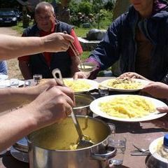 Das Klopfen macht hungrig. Wer noch die Arme strecken kann, bekommt am schnellsten ;-)