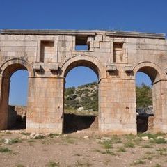 Bogen des Mettius Modestus - Stadttor und Aquädukt