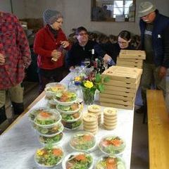 Pizza und Salate in reichlich Verpackung