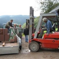 Ankommen und Entladen der Steine am Maierhof